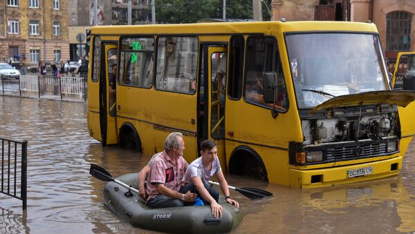 Затопленный автобус в Львове, Украина, 17 августа 2018 года - Sputnik Азербайджан