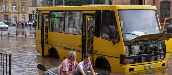 Затопленный автобус в Львове, Украина, 17 августа 2018 года - Sputnik Азербайджан