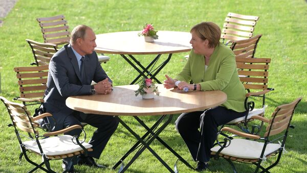 Президент РФ Владимир Путин и федеральный канцлер ФРГ Ангела Меркель во время встречи в резиденции правительства ФРГ Мезеберг, 18 августа 2018 года - Sputnik Azərbaycan