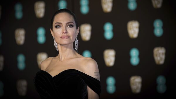 Американская актриса Анджелина Джоли на кинопремии BAFTA в Лондоне - Sputnik Азербайджан