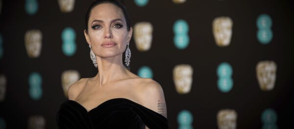 Американская актриса Анджелина Джоли на кинопремии BAFTA в Лондоне - Sputnik Азербайджан