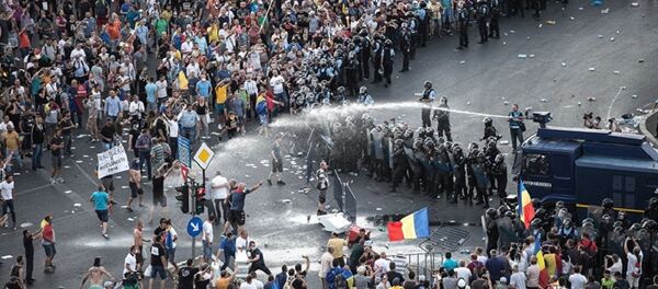 Разгон демонстрантов водометом перед зданием правительства в Бухаресте - Sputnik Азербайджан