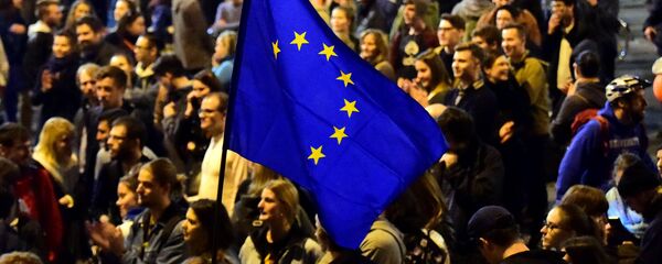 Люди с флагом ЕС, фото из архива Люди с флагом ЕС, фото из архива - Sputnik Азербайджан