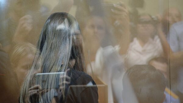 Одна из сестер Хачатурян, обвиняемых в убийстве своего отца, Михаила Хачатуряна, в зале Останкинского суда Москвы во время избрания меры пресечения - Sputnik Азербайджан