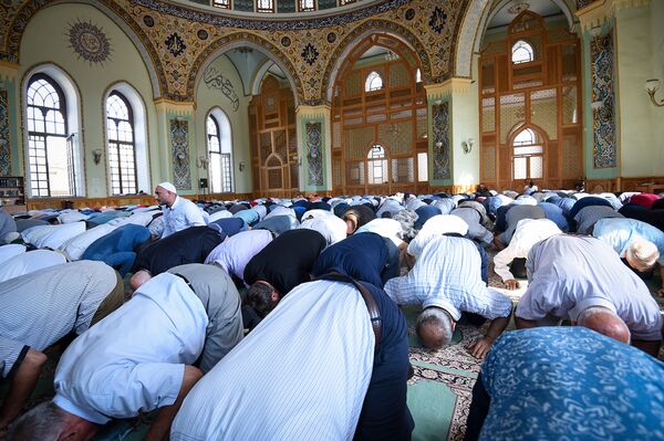 Праздничный намаз по случаю Гурбан байрам в мечети Тезе-пир - Sputnik Азербайджан