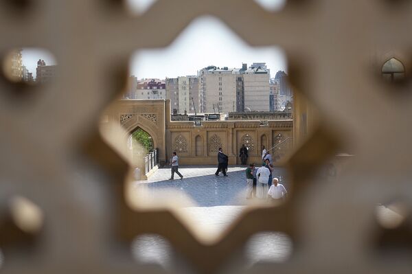 Праздничный намаз по случаю Гурбан байрам в мечети Тезе-пир - Sputnik Азербайджан