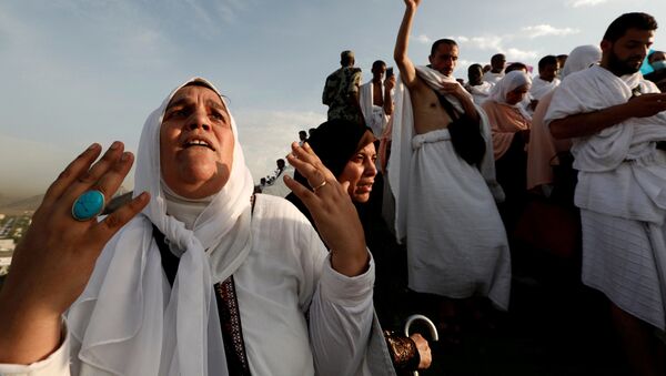 Мусульманские паломники молятся на горе Арафат во время паломничества в Мекку, Саудовская Аравия - Sputnik Азербайджан
