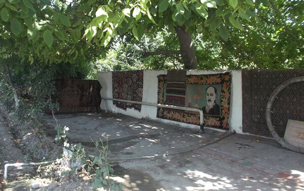 Антикварная лавка на окраине села Чаирли в Бардинском районе - Sputnik Азербайджан
