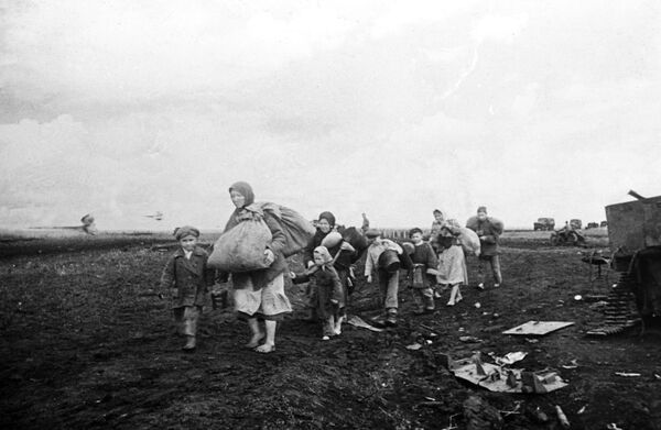 Возвращение жителей в освобожденное село Покровка на Курской дуге, 1943 год Возвращение жителей в освобожденное село Покровка на Курской дуге, 1943 год - Sputnik Азербайджан
