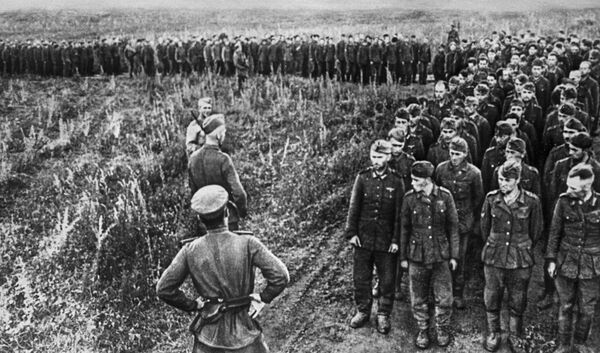 Немецкие солдаты и офицеры, взятые в плен в битве под Курском, 1943 год Немецкие солдаты и офицеры, взятые в плен в битве под Курском, 1943 год - Sputnik Азербайджан