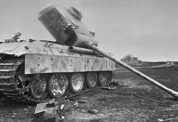 Подбитый немецкий танк брошен на поле боя. Курская дуга. 22 июля 1943 года Подбитый немецкий танк брошен на поле боя. Курская дуга. 22 июля 1943 года - Sputnik Азербайджан