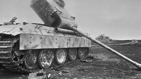 Подбитый немецкий танк брошен на поле боя. Курская дуга. 22 июля 1943 года - Sputnik Азербайджан