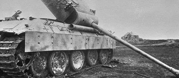 Подбитый немецкий танк брошен на поле боя. Курская дуга. 22 июля 1943 года - Sputnik Азербайджан