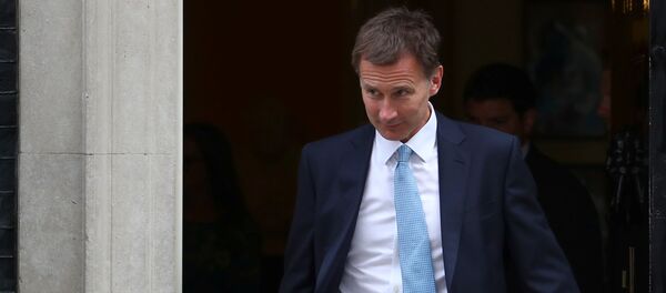 Министр иностранных дел Великобритании Джереми Хант покидает Даунинг-стрит после заседания кабинета министров в Лондоне, Великобритания - Sputnik Азербайджан