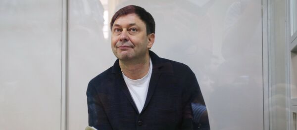 Руководитель портала РИА Новости Украина Кирилл Вышинский во время рассмотрения апелляции на арест в Херсонском зале суда - Sputnik Азербайджан