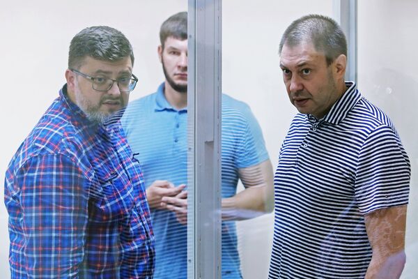 Руководитель портала РИА Новости Украина Кирилл Вышинский (справа) и его адвокат Андрей Доманский (слева) в зале апелляционного суда Херсонской области Украины, где рассматривается апелляция на его арест Руководитель портала РИА Новости Украина Кирилл Вышинский (справа) и его адвокат Андрей Доманский (слева) в зале апелляционного суда Херсонской области Украины, где рассматривается апелляция на его арест - Sputnik Азербайджан