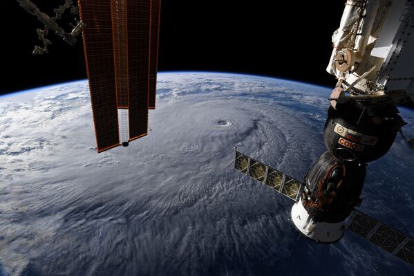 Вид из космоса на ураган Лейн на Гавайях - Sputnik Азербайджан
