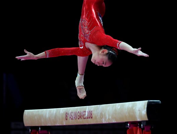 Китайская гимнастка Лю Тинтин во время выступления на соревнованиях Азиатские игры 2018 по художественной гимнастике - Sputnik Азербайджан