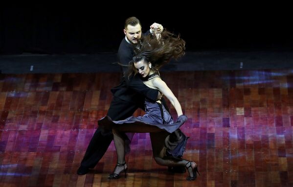Аргентинская пара Manson Gerasimov и Agustina Piaggio во время выступления на Чемпионате мира по танго в Аргентине - Sputnik Азербайджан