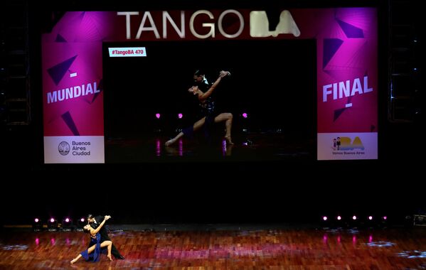 Итальянская пара Simone Facchini и Gioia Abballe во время выступления на Чемпионате мира по танго в Аргентине - Sputnik Азербайджан