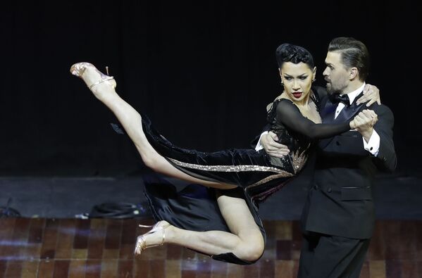 Российска пара Дмитрий Васин и Согдиана Хамзина во время выступления на Чемпионате мира по танго в Аргентине - Sputnik Азербайджан