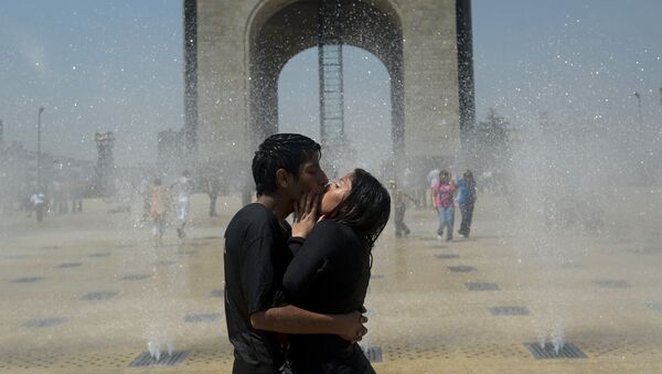 Молодая пара целуется на площади Революции в Мехико, фото из архива - Sputnik Азербайджан