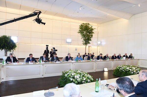 Встреча Президента Азербайджанской Республики Ильхама Алиева и Федерального канцлера Федеративной Республики Германия Ангелы Меркель с бизнесменами Встреча Президента Азербайджанской Республики Ильхама Алиева и Федерального канцлера Федеративной Республики Германия Ангелы Меркель с бизнесменами - Sputnik Азербайджан