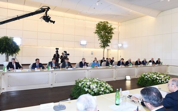 Встреча Президента Азербайджанской Республики Ильхама Алиева и Федерального канцлера Федеративной Республики Германия Ангелы Меркель с бизнесменами - Sputnik Азербайджан