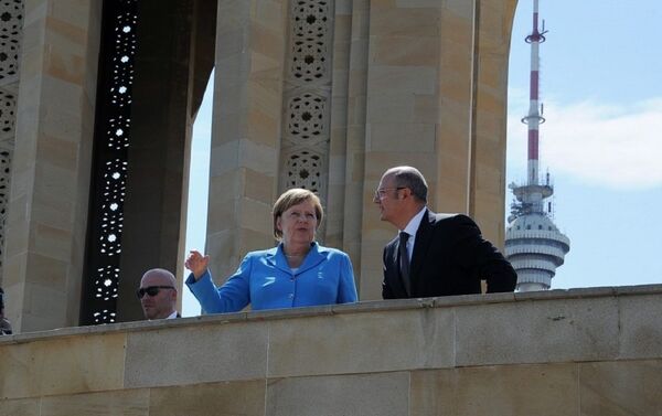 Канцлер Германии Ангела Меркель посетила Аллею Шехидов - Sputnik Азербайджан