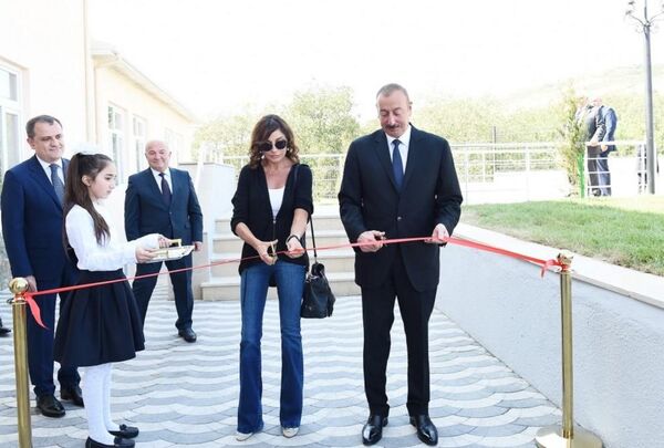 Президент Ильхам Алиев и Первая леди Мехрибан Алиева приняли участие в открытии нового здания средней школы в Шамахинском районе Президент Ильхам Алиев и Первая леди Мехрибан Алиева приняли участие в открытии нового здания средней школы в Шамахинском районе - Sputnik Азербайджан