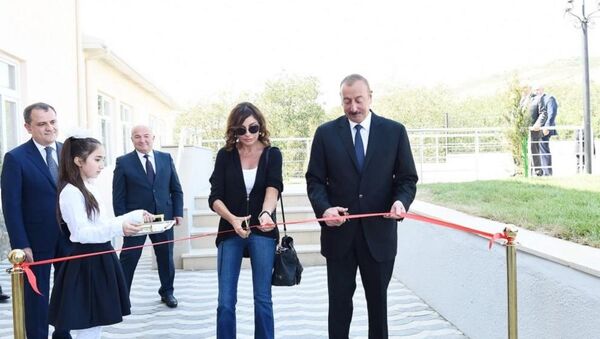 Президент Ильхам Алиев и Первая леди Мехрибан Алиева приняли участие в открытии нового здания средней школы в Шамахинском районе - Sputnik Азербайджан