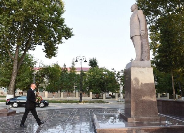 Президент Ильхам Алиев посетил памятник общенациональному лидеру Гейдару Алиеву в Исмаиллинском районе Президент Ильхам Алиев посетил памятник общенациональному лидеру Гейдару Алиеву в Исмаиллинском районе - Sputnik Азербайджан