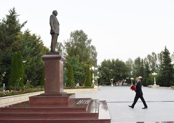 Президент Ильхам Алиев посетил памятник общенациональному лидеру Гейдару Алиеву в Шамахинском районе Президент Ильхам Алиев посетил памятник общенациональному лидеру Гейдару Алиеву в Шамахинском районе - Sputnik Азербайджан