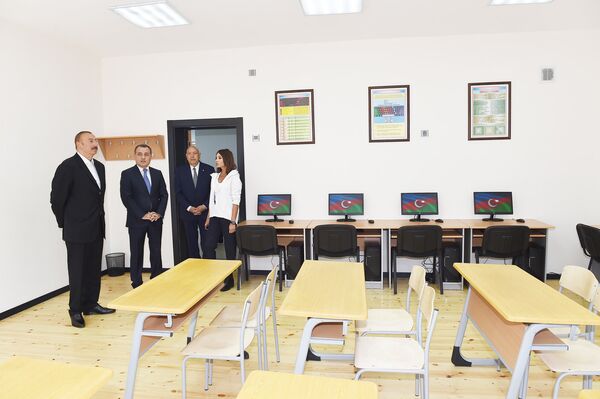 Президент Азербайджана Ильхам Алиев и первая леди Мехрибан Алиева на открытии нового здания полной средней школы, построенного в посёлке Лагидж Исмаиллинского района. 26 августа 2018 года - Sputnik Азербайджан