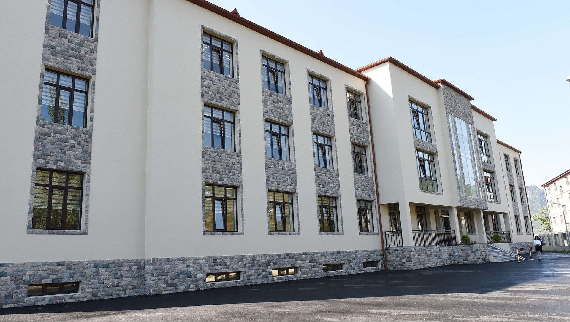 İsmayıllı rayonunun Lahıc qəsəbəsində yeni inşa olunan məktəb binası - Sputnik Azərbaycan, 1920, 05.09.2021