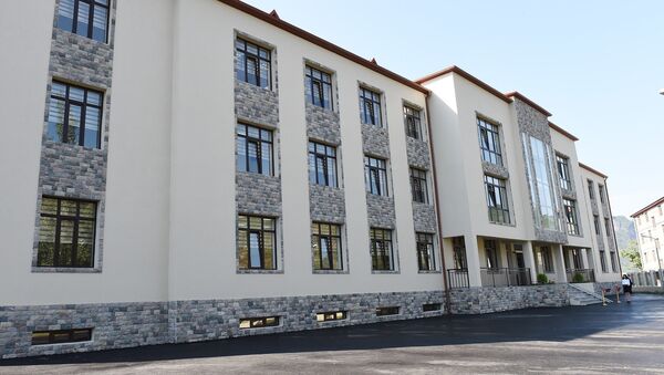 İsmayıllı rayonunun Lahıc qəsəbəsində yeni inşa olunan məktəb binası - Sputnik Azərbaycan