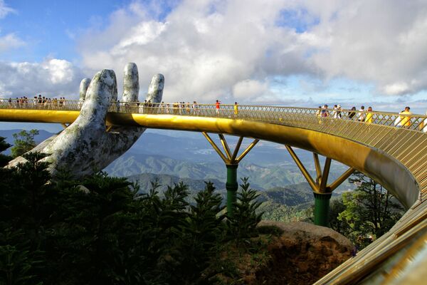150-метровый Золотой мост Cau Vang в городе Ba Na Hills, Вьетнам - Sputnik Азербайджан