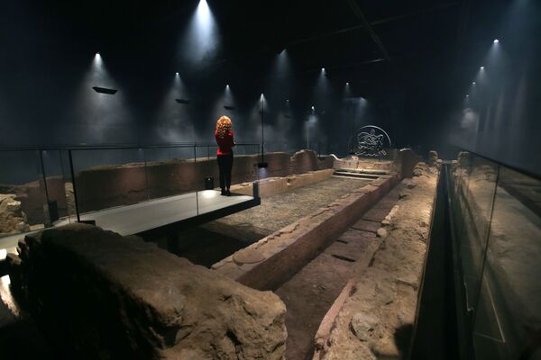 Подземный римский храм бога Митры в Лондоне - Sputnik Азербайджан