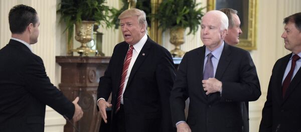 Дональд Трамп и Джон Маккейн, 27 июня 2017 года - Sputnik Азербайджан