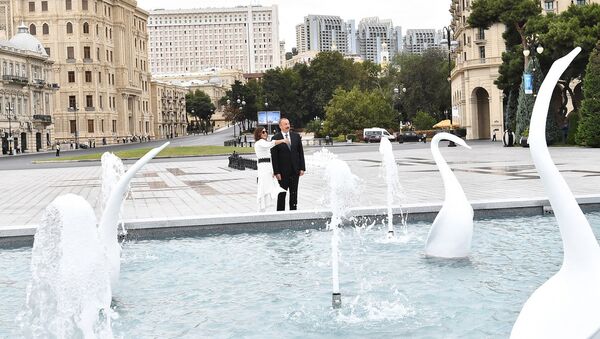 Ильхам Алиев принял участие в открытии фонтанного комплекса Лебеди на Бакинском бульваре после реконструкции - Sputnik Азербайджан