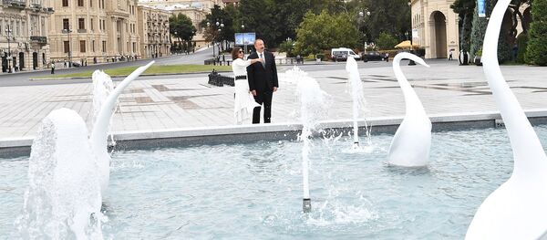 Ильхам Алиев принял участие в открытии фонтанного комплекса Лебеди на Бакинском бульваре после реконструкции - Sputnik Азербайджан