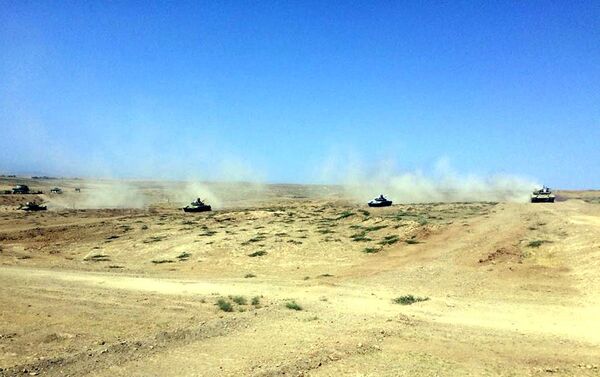 Интенсивные занятия по боевой подготовке танковых подразделений - Sputnik Азербайджан