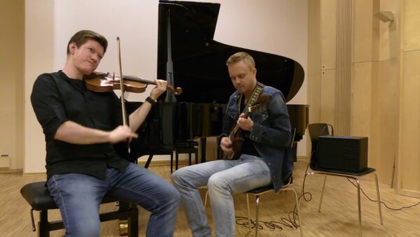 Норвежские музыканты Даниэль Лазар (скрипка) и Эспен Венсаас (мандолина) исполняют танец Баскалы - Sputnik Азербайджан