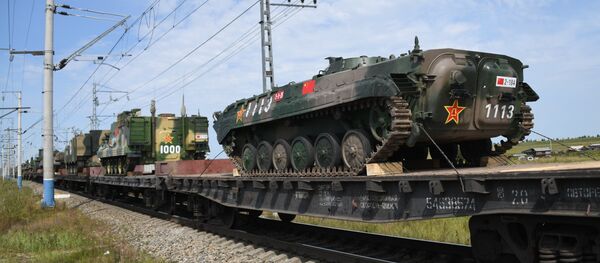 Эшелоны с военнослужащими и военной техникой армии Китая, которые примут участие в военных учениях Восток-2018, прибыли на станцию разгрузки Забайкальск, 26 августа 2018 года Эшелоны с военнослужащими и военной техникой армии Китая, которые примут участие в военных учениях Восток-2018, прибыли на станцию разгрузки Забайкальск, 26 августа 2018 года - Sputnik Азербайджан