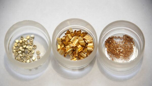 Образцы золота в пробирно-аналитической лаборатории месторождения в Забайкальском крае - Sputnik Азербайджан