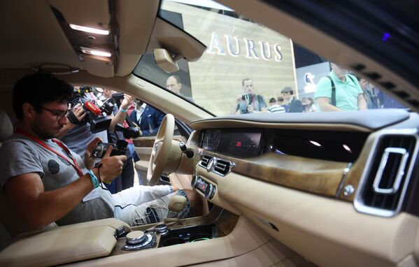 Журналисты на презентации автомобиля Aurus Senat на Московском международном автомобильном салоне 2018 - Sputnik Азербайджан