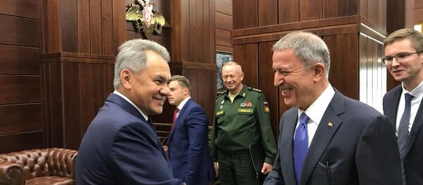Министры обороны России Сергей Шойгу и Турции Хулуси Акар, архивное фото Министры обороны России Сергей Шойгу и Турции Хулуси Акар, архивное фото - Sputnik Азербайджан