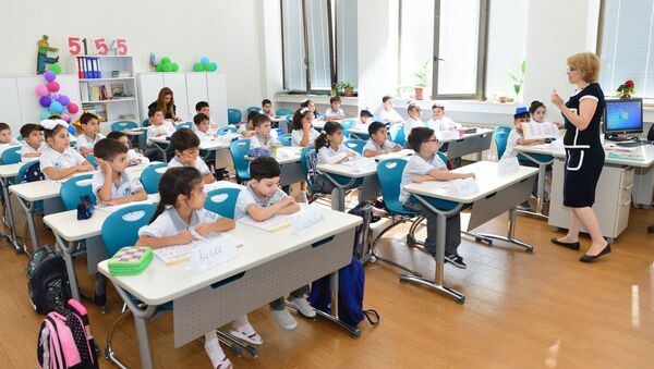 Учебный процесс в одной из бакинских школ, фото из архива - Sputnik Азербайджан