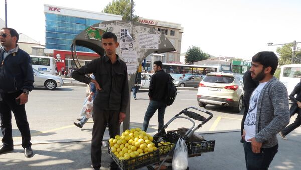 Мужчина торгует лимонами на одной из улиц Баку, фото из архива - Sputnik Азербайджан