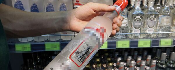 Посетитель держит бутылку водки в магазине, фото из архива - Sputnik Азербайджан